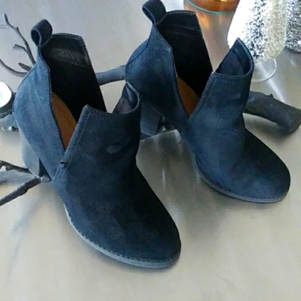Barely worn JUST FAB black suede booties. 4" heel. Sz.9